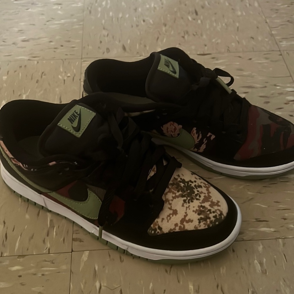 Low top ducks barely worn size 7 in men I wore these like twice box is included